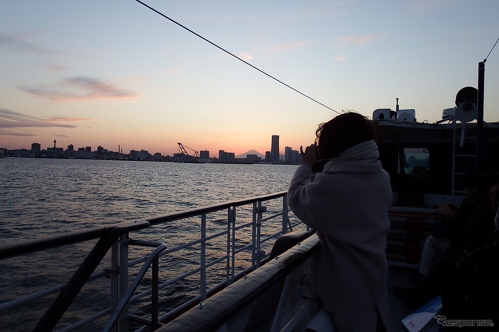 乗客はみな、美しい夕暮れの横浜の街の風景を写真に収めていた。