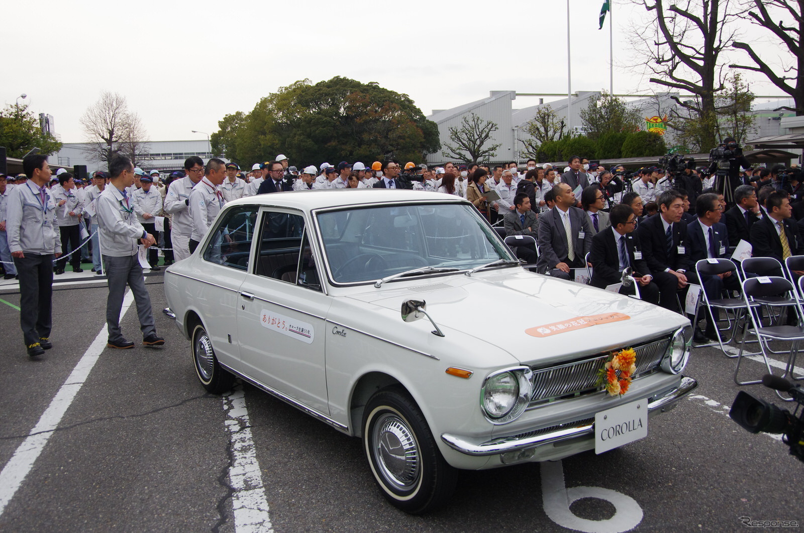 パレードの先頭を走る初代カローラ