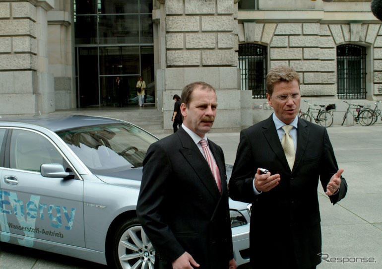 BMW、ドイツ自民党党首に水素自動車を貸与