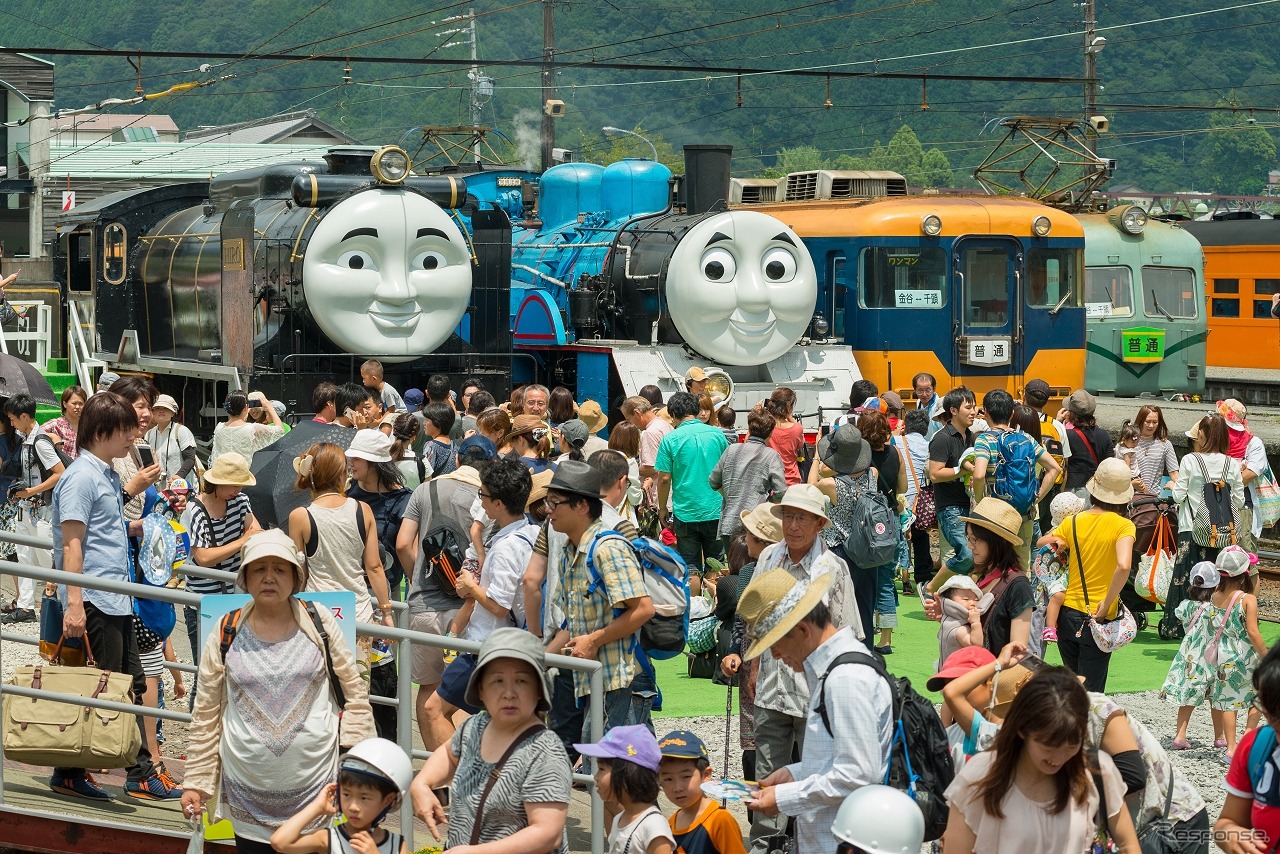 千頭駅構内では『トーマス号』『ジェームス号』の運転日に「きかんしゃトーマスフェア」が開催される。 (C)2017 Gullane [Thomas] Limited.