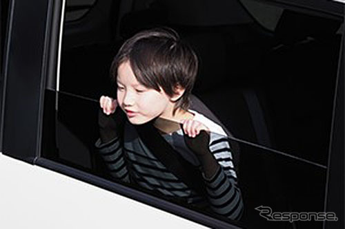 窓から顔をのぞかせる子ども（イメージ）