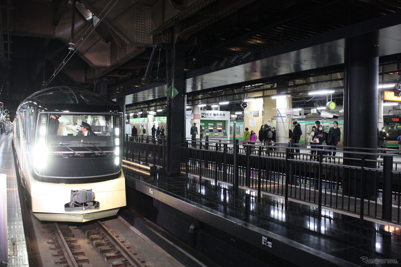 報道公開のため上野駅に入線する『四季島』E001形。