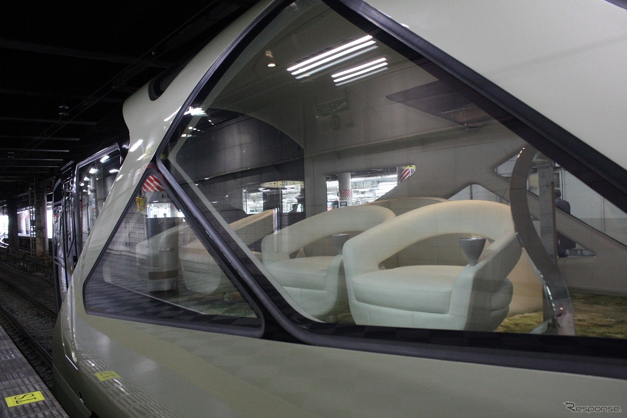 1・10号車の展望車も「木漏れ日」をイメージしたデザインで窓が配置された。
