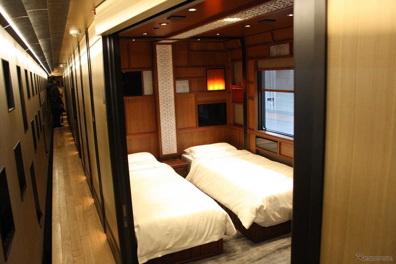 ベッドがセットされた状態の403号室。バリアフリー対応のためドアの幅が広い。