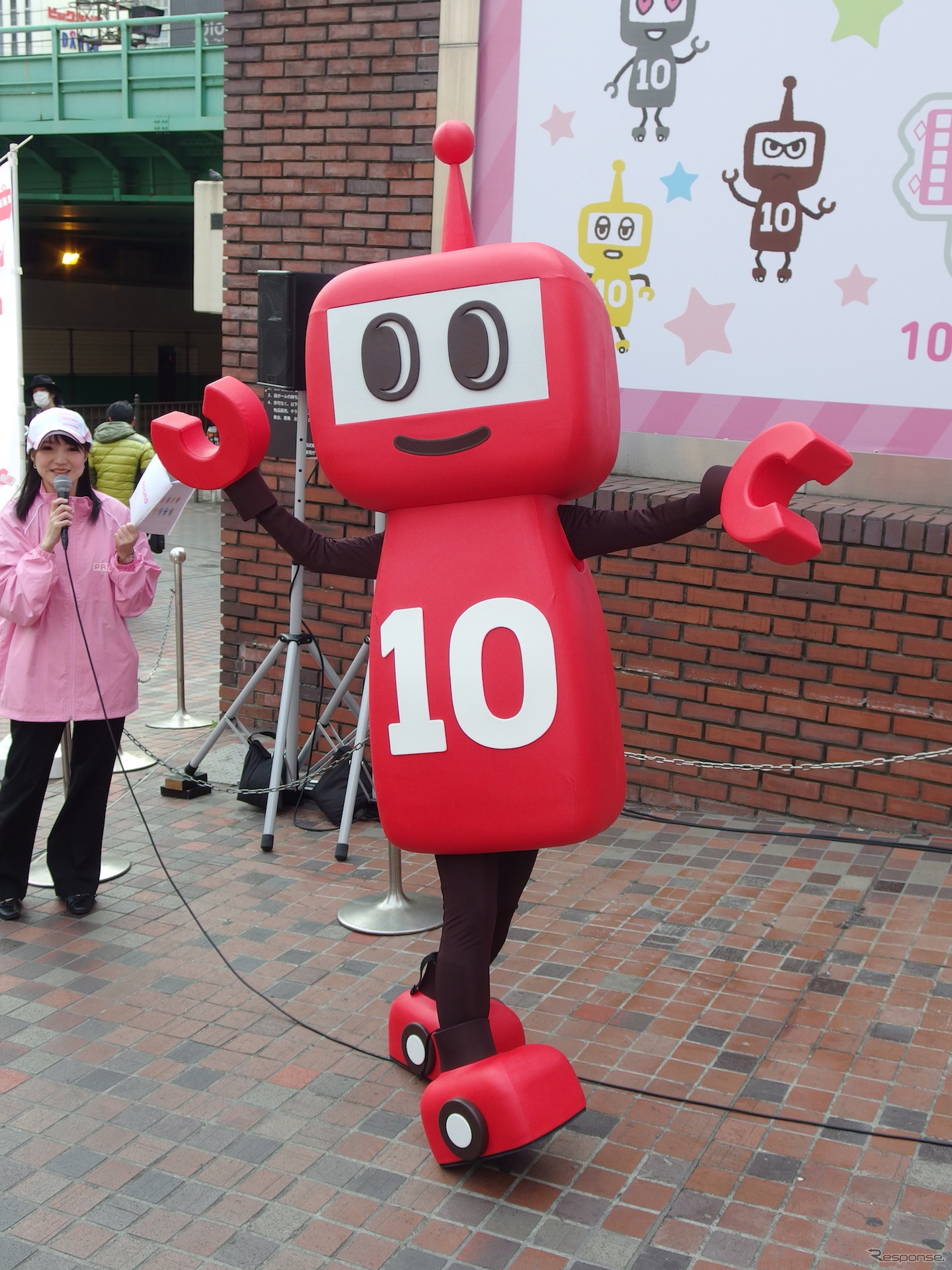 PASMOのミニロボット。新宿に現れたのは赤。
