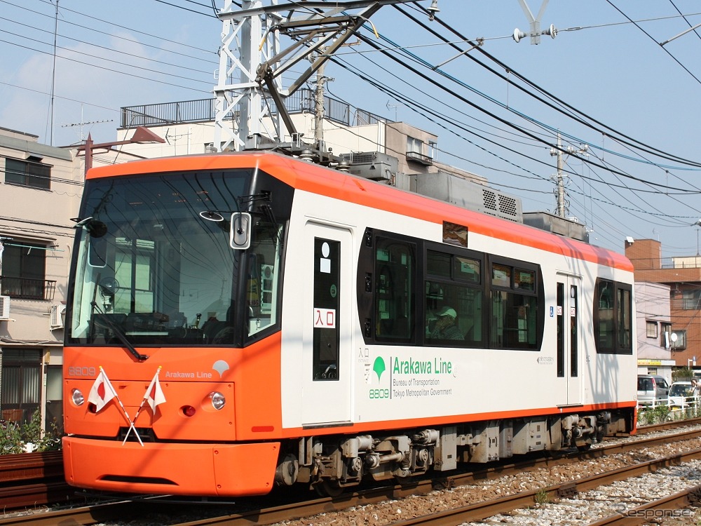 東京都交通局は都電荒川線に愛称を付ける。写真は「Arakawa Line」の文字が車体に描かれた都電8800形。