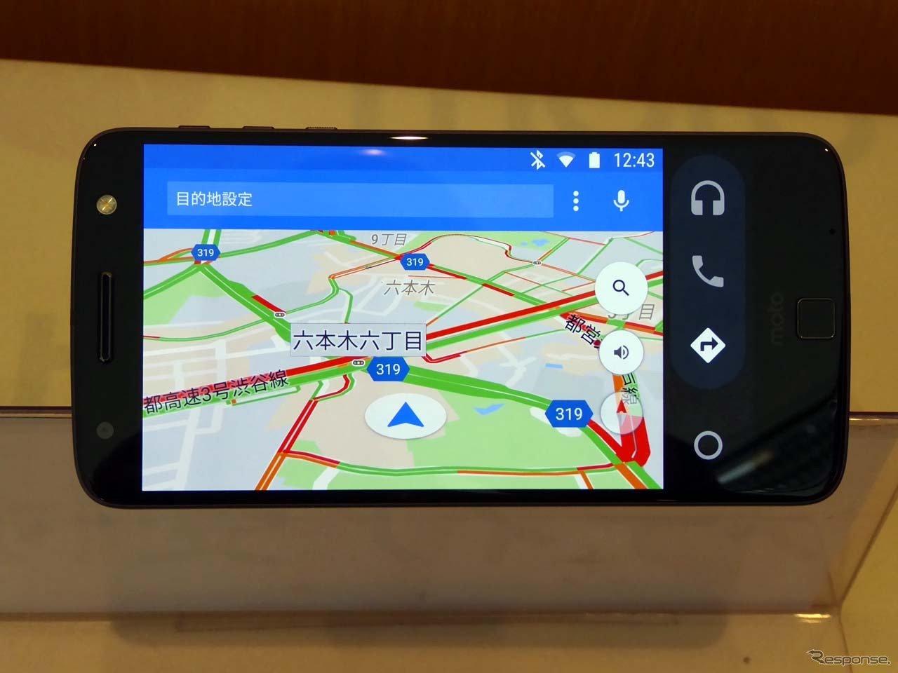「Incipio Vehicle Dock」に「Moto Z」をセットして、Android Auto を起動。この状態で通常モードへ切り替えることも可能だ
