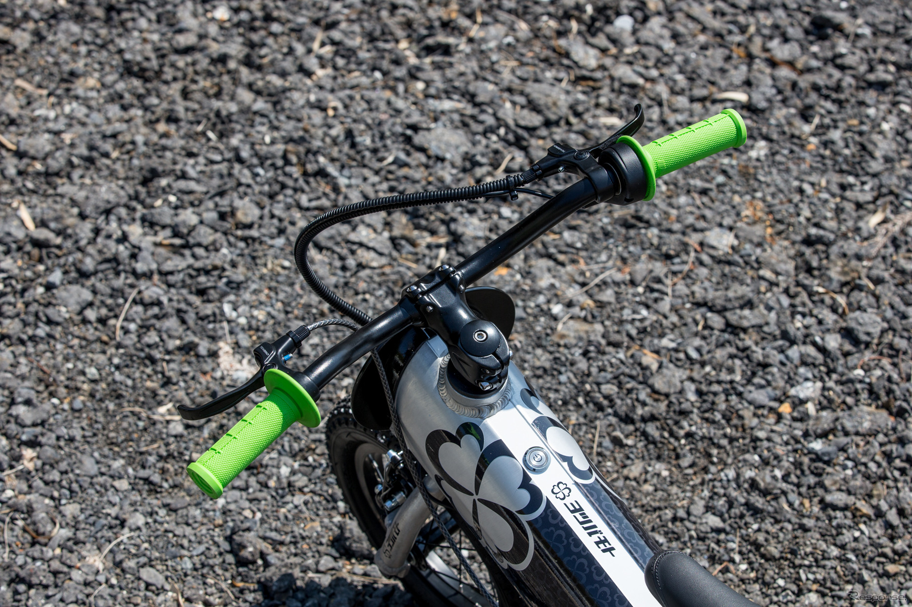 電子スロットルのホルダーは、開発用で3Dプリンターで作ったもの。基本的に自転車のコンポーネントを使う