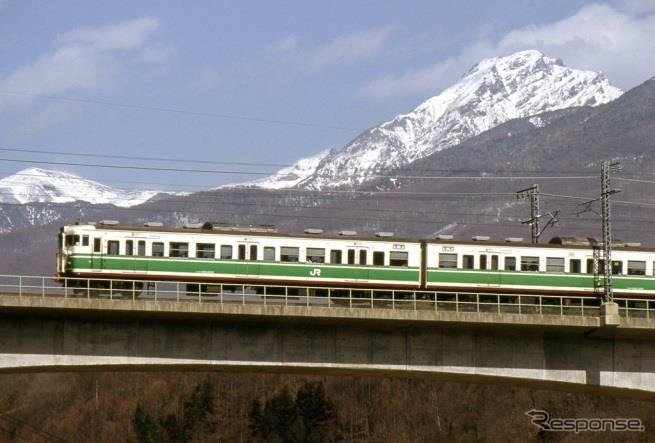 「初代長野色」をまとった115系。JR東日本の発足後数年間採用された塗装だが、しなの鉄道でこのほど復活することになった。