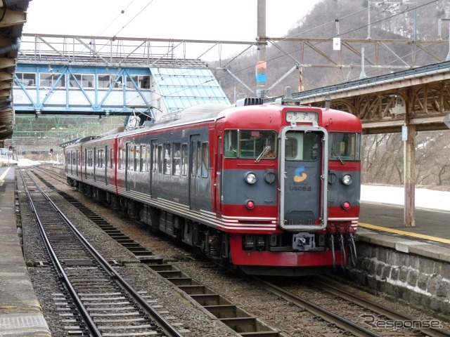 しなの鉄道の115系。塗装は独自のものに塗り替えられている。