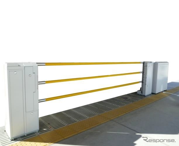 昇降バー式ホーム柵のイメージ（閉じた状態）。バーが昇降することで列車への乗降ルートが開いたり閉じたりする。