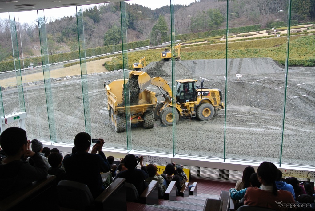 働く建機の再現