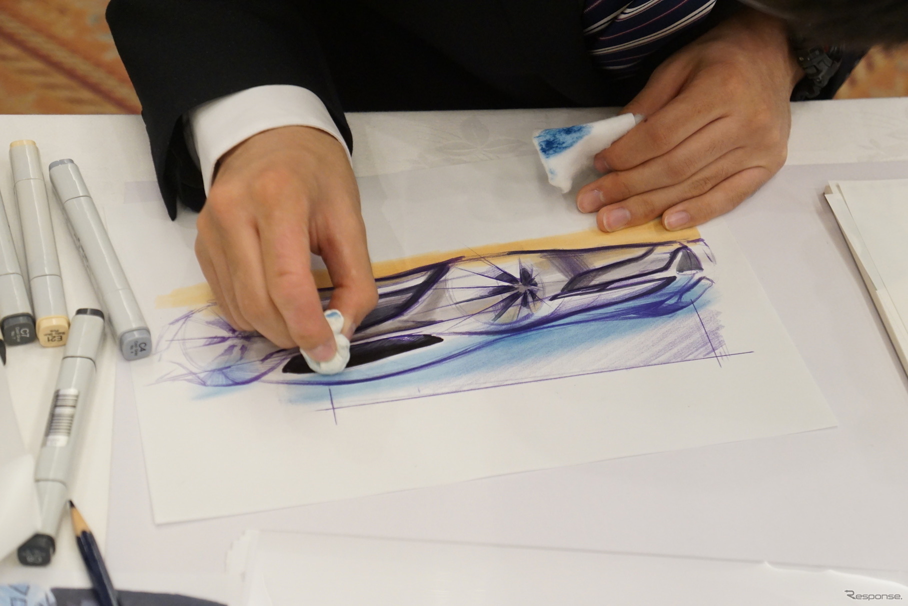 自ら描いたラインドローイングに、マーカーやパステルで彩色する青木くん。こうしたプロセスのひとつ一つが、彼にとっては貴重な経験になる。