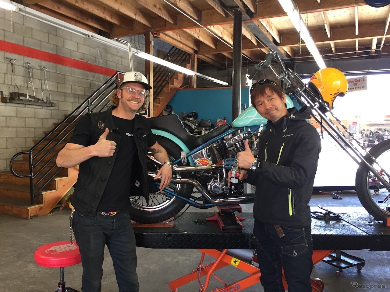「Lucky Wheels Garage」のカスタムビルダー、エディンストンさんと、北米試乗会に参加したバイクジャーナリストの青木タカオ。