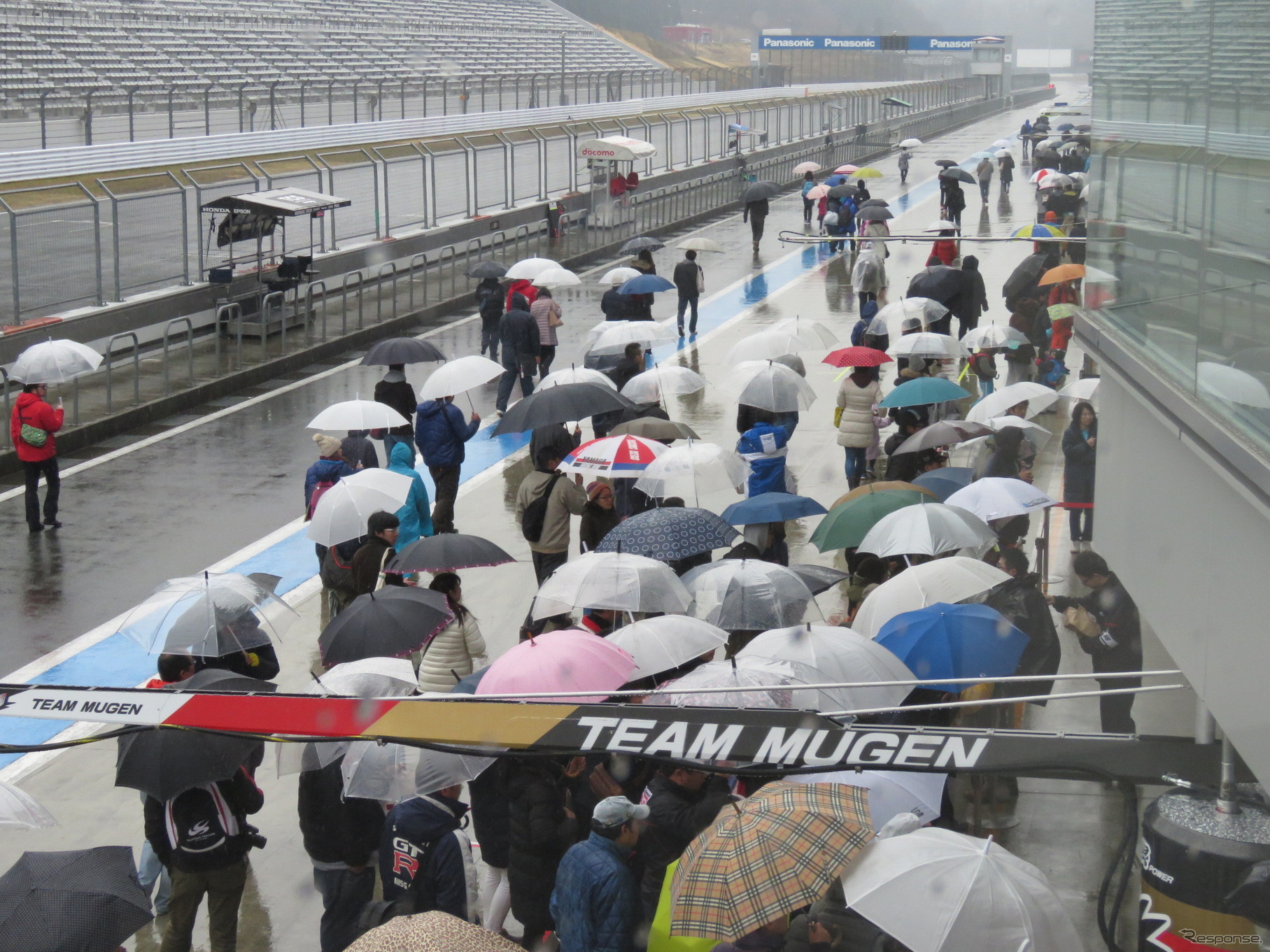 雨の中、多くのファンがピットウォークに参加。
