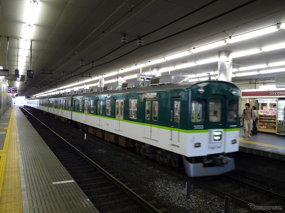 京阪本線は車両の形式によってドアの数や位置が異なる。写真は片側5ドアの車両。