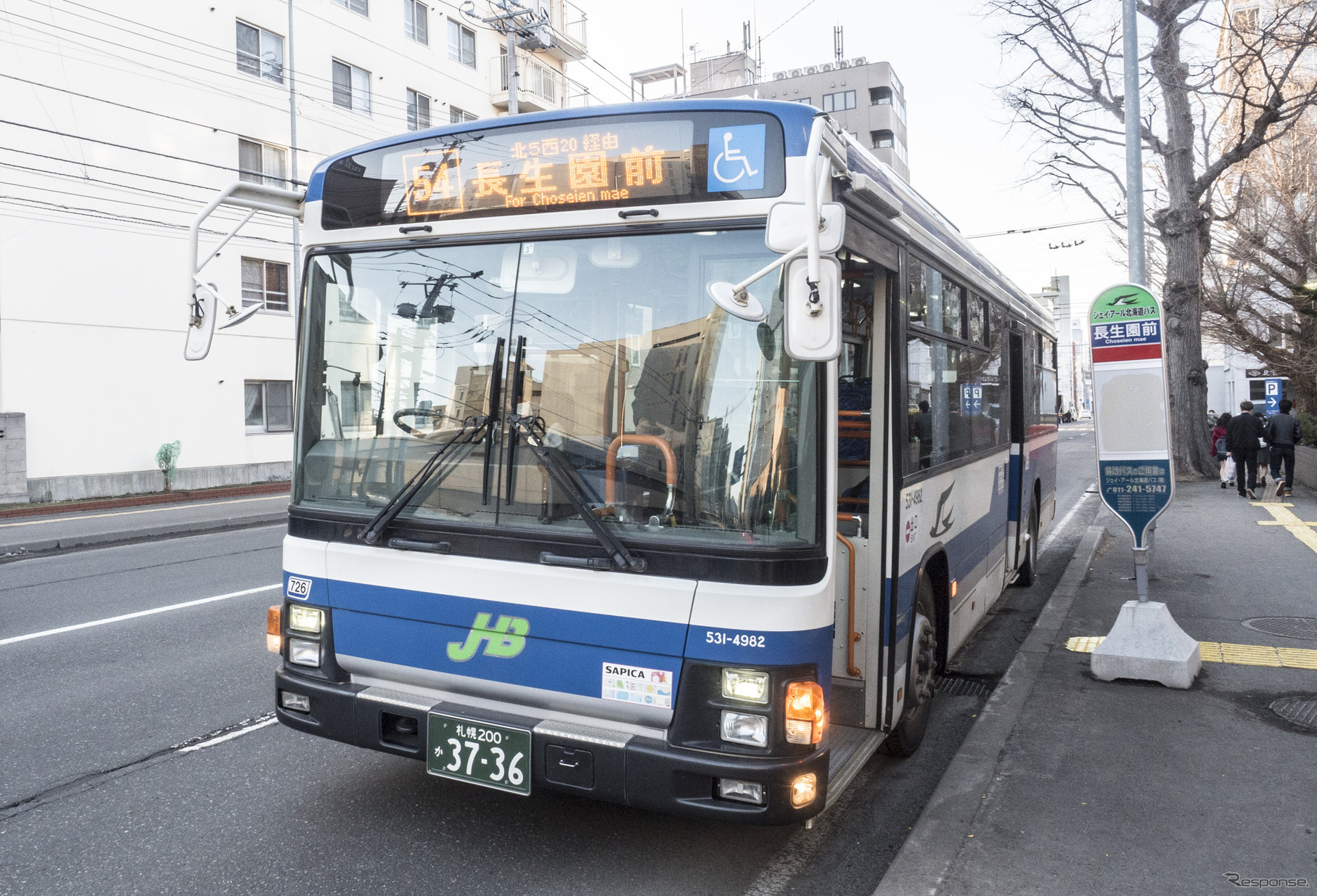 「長生園前」バス停に到着した札幌駅前発の「市電代行」バス最終便。バスの左手となる道路の中心部を市電が走っていた。