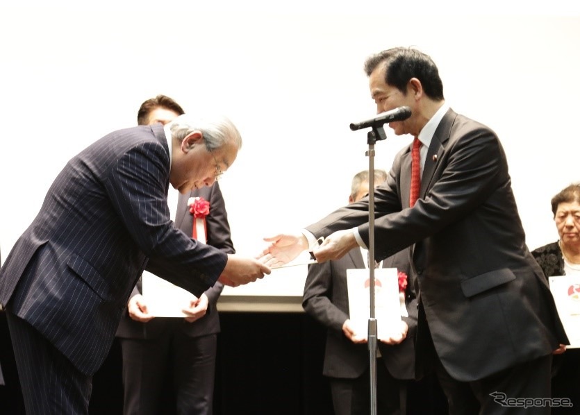 3月に行なわれた表彰式で、山本幸三内閣府地方創生特命担当大臣から表彰を受ける、えちごトキめき鉄道嶋津社長。