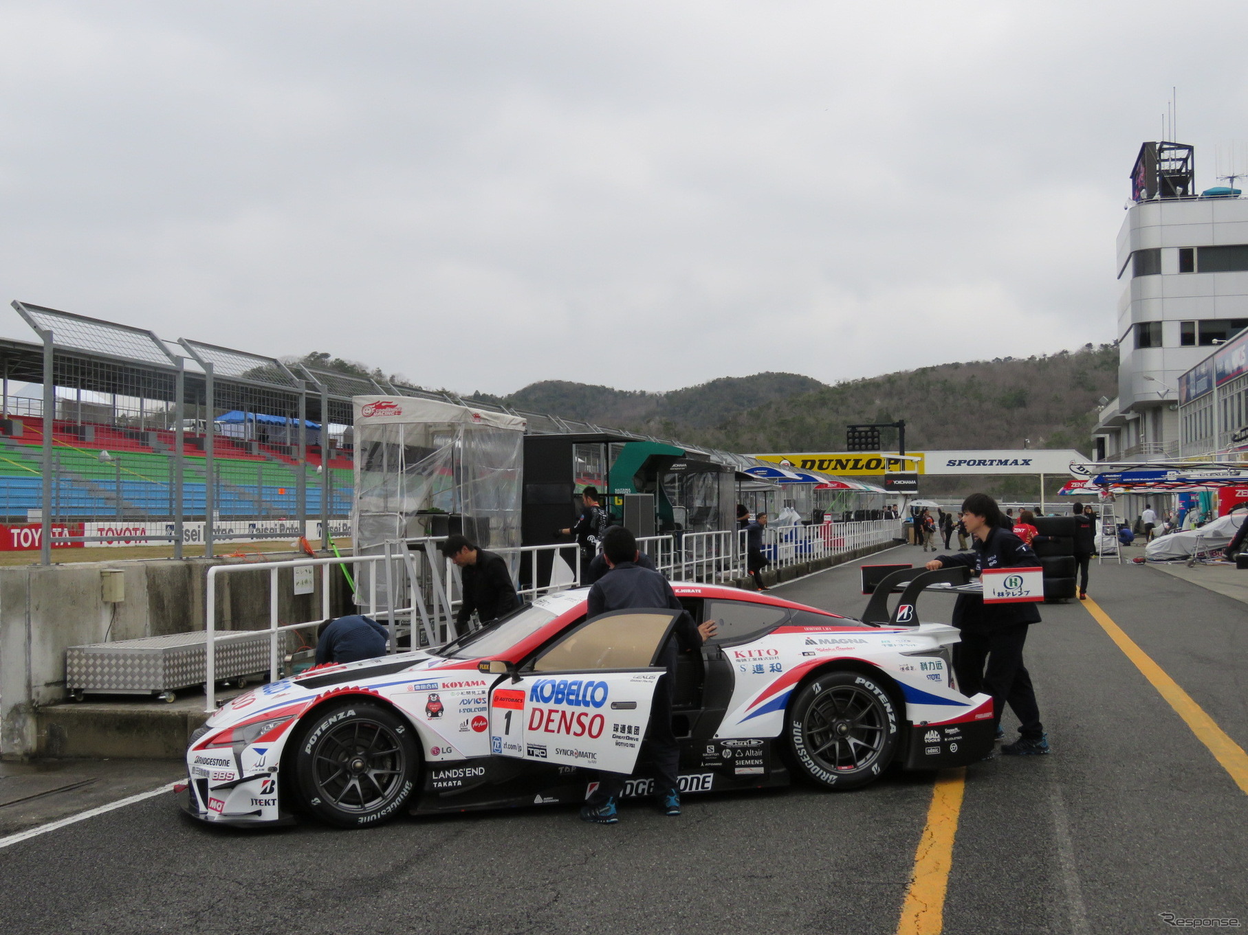 岡山では開幕戦に向け準備が進む（#1 レクサスLC500）。