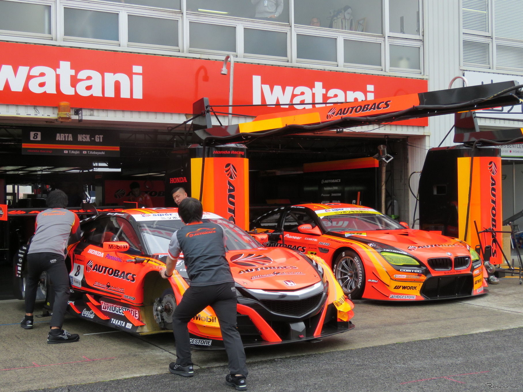 ARTAのマシン、GT500のNSX-GT（左）とGT300のM6 GT3（右）。