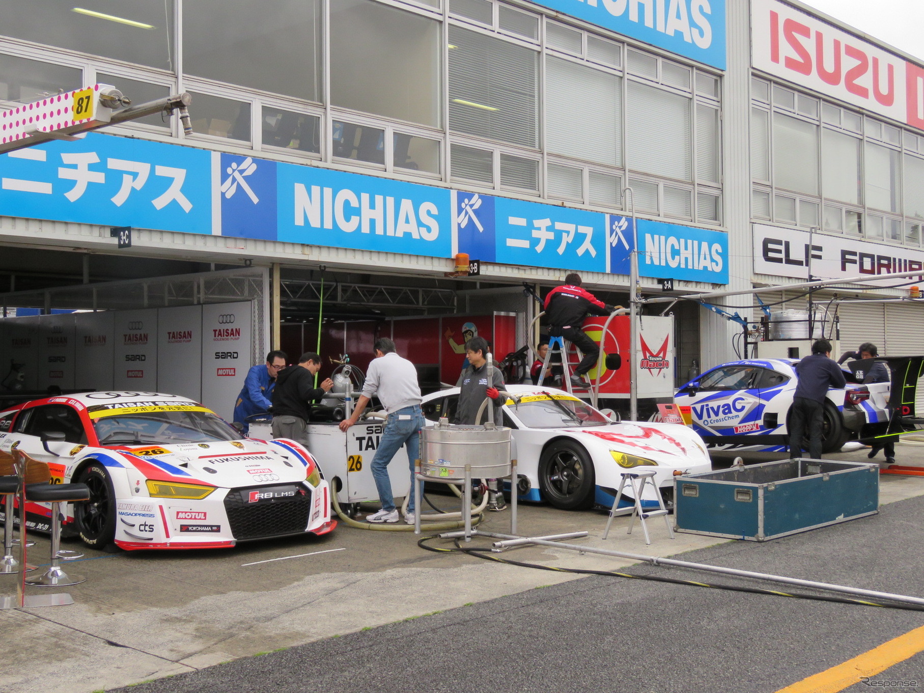 GT300クラスでは多くの車種が争う。