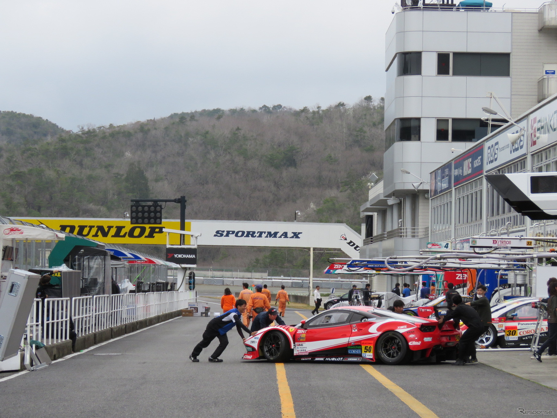 GT300クラスでは多くの車種が争う。