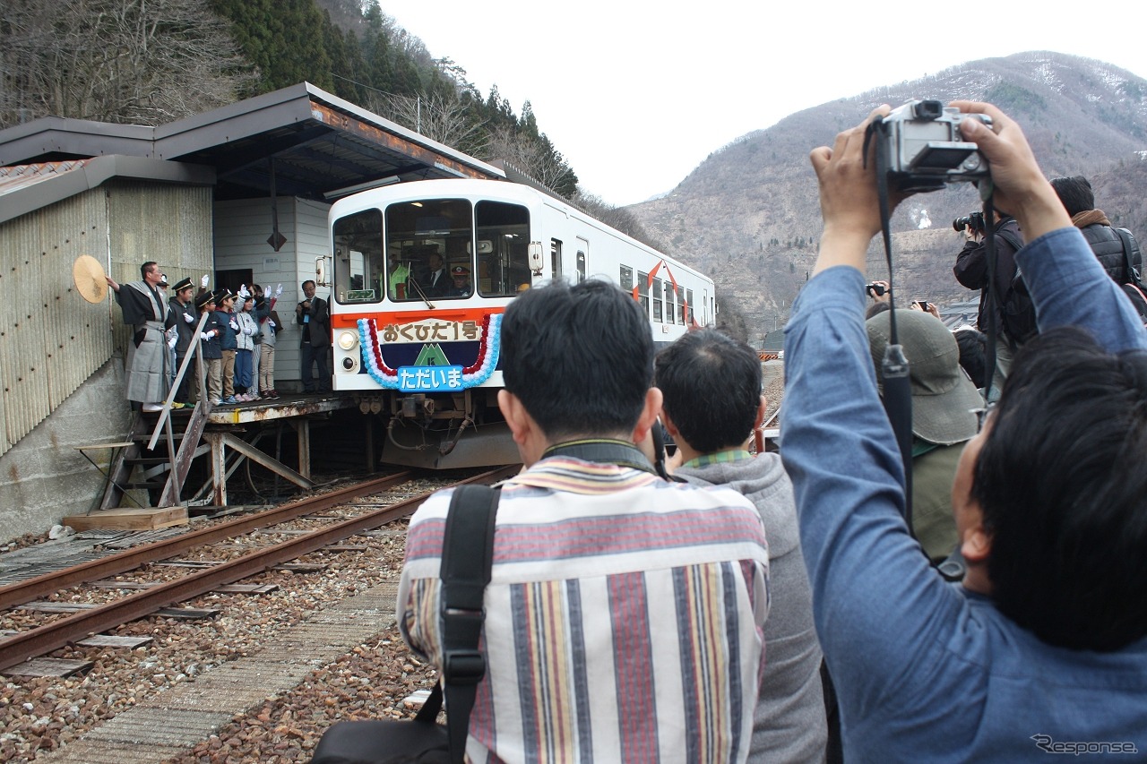 奥飛騨温泉口駅に向けて復活一番列車が発車。