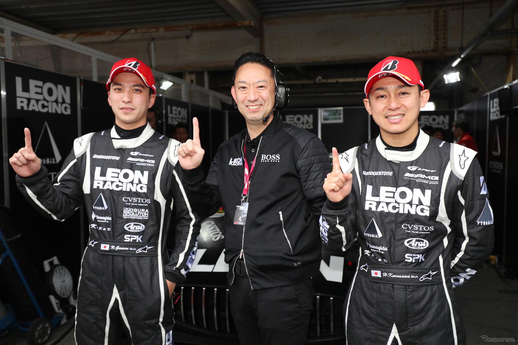 GT300のポールを獲得した蒲生（左）と黒澤（右）。