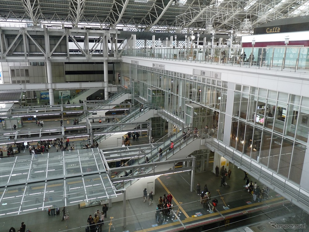 大阪駅構内の在来線ホームの様子。