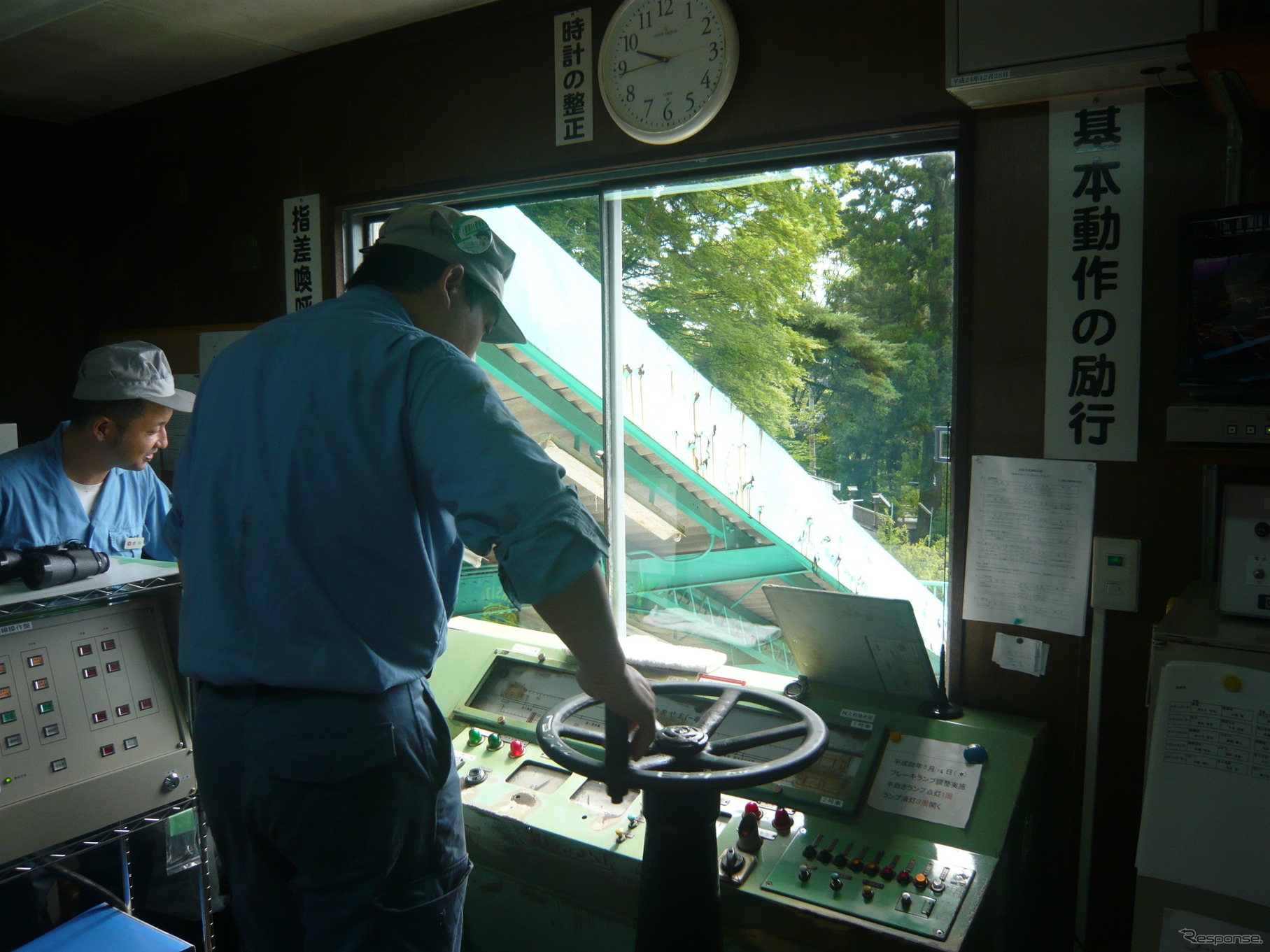 見学会ではケーブルカーの運転室で運転操作の様子を見学できる。
