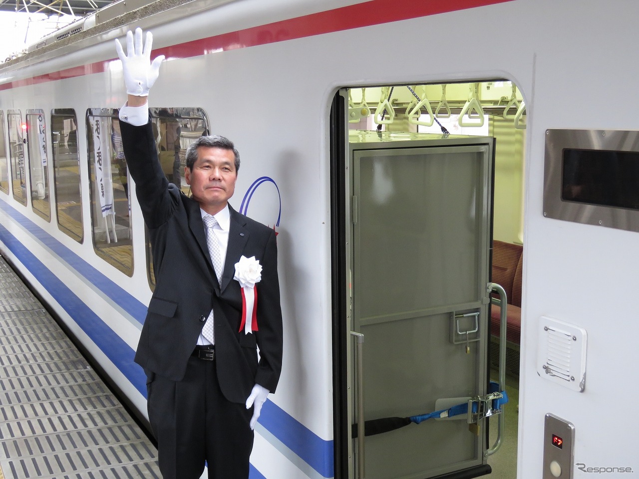 貨客混載列車は渡邉社長の合図で出発した。