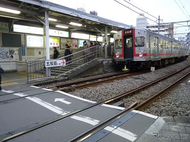 池上駅の構内踏切。駅舎の橋上化に伴い廃止される。