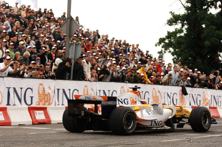 ルノー、南アフリカでストリートデモ実施