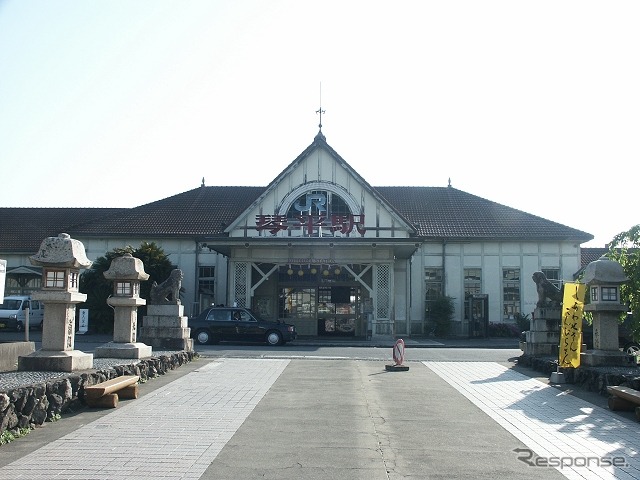 駅舎は国の登録有形文化財に指定されている。