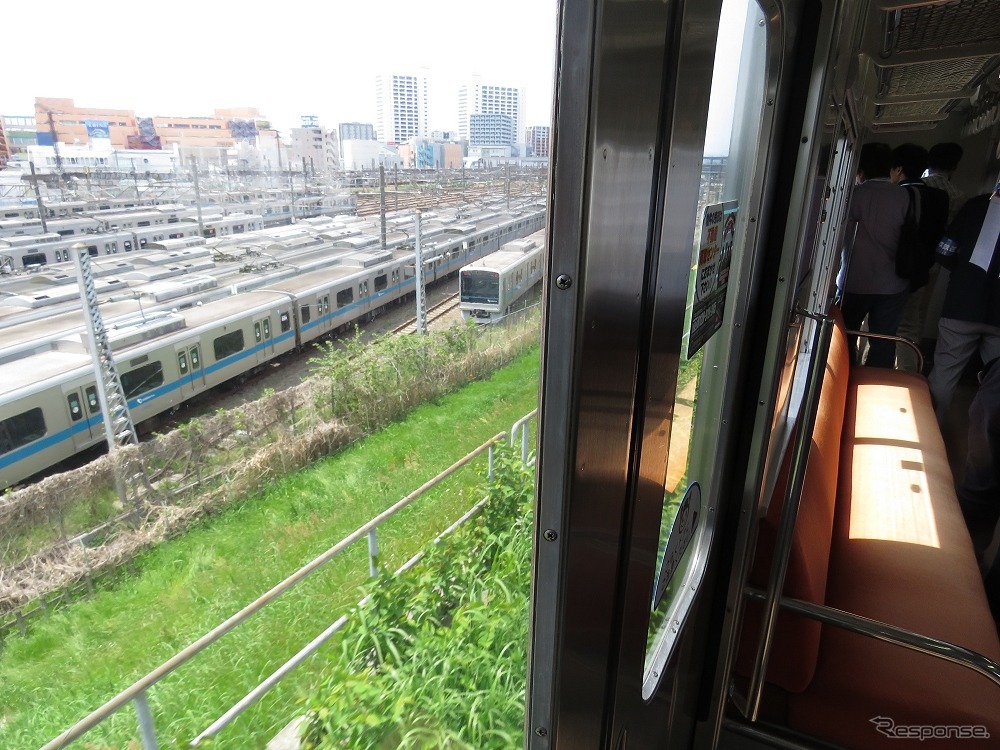 小田急の車両基地が見える厚木線の車窓。この場所からの景色は通常見ることができない。