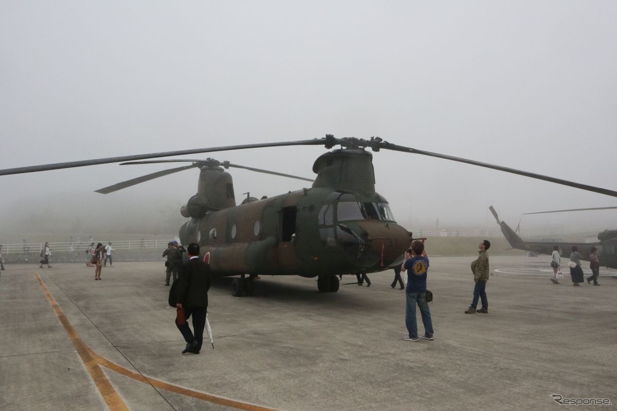 陸自CH-47J：9トンまで荷物を積める。パジェロタイプの車両なら2両入るスペース