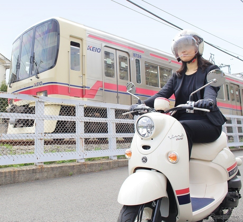 ビーノ（手前）と京王電鉄の電車（奥）。帯塗装の部分が似ている。