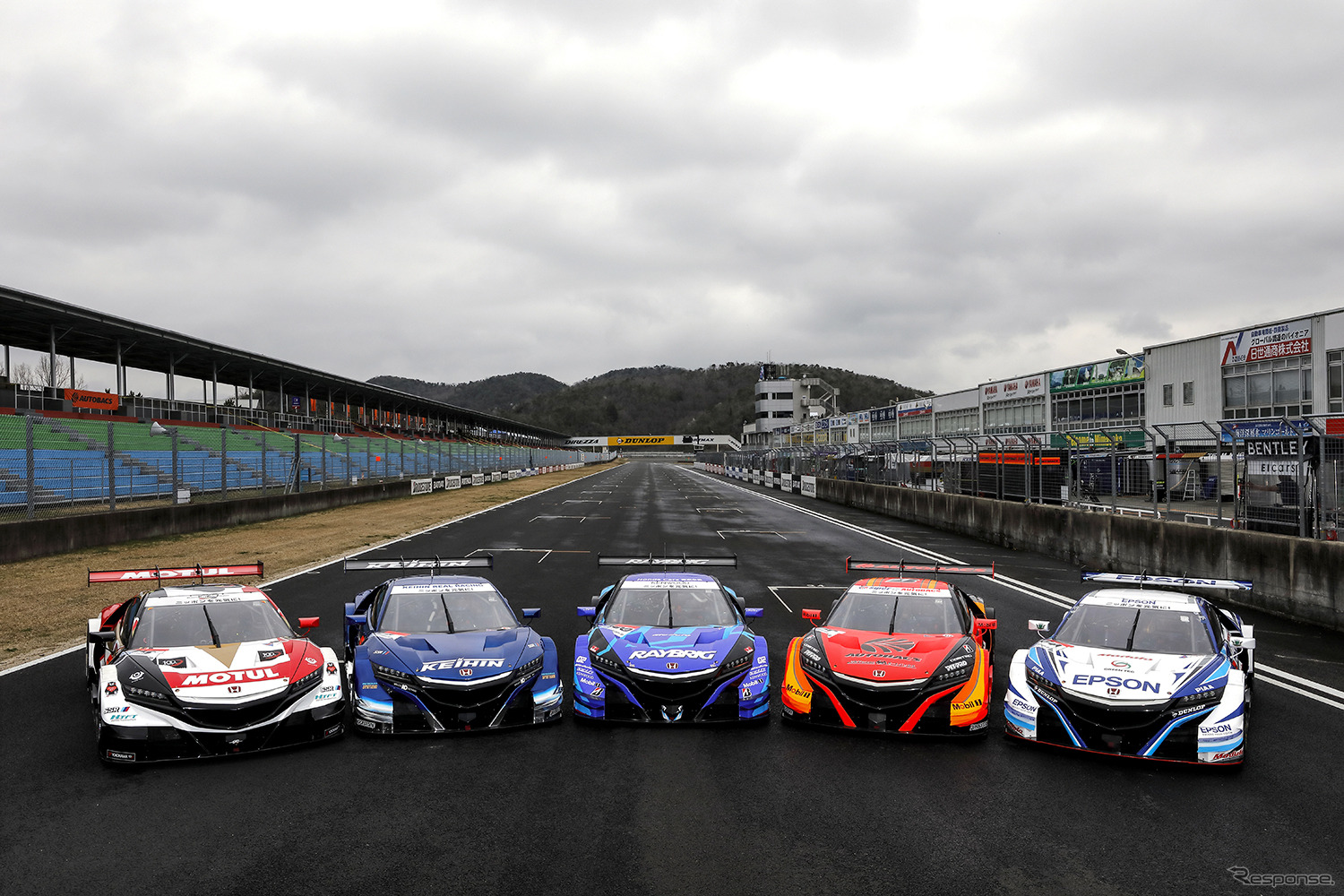 開幕戦岡山、GT500クラスのNSX-GT勢5台が並んでの記念撮影。