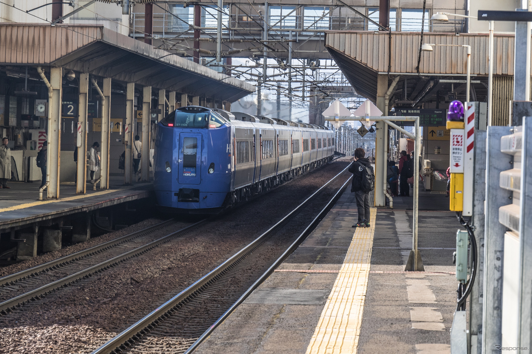 新札幌駅を出る上り『スーパー北斗』。この先（札幌方）に今回、耐震補強工事が行なわれる高架橋が続く。新札幌駅は千歳線が新線に切り換えられた1973年に開業した高架駅だが、44年を経て耐震補強工事の必要に迫られている。