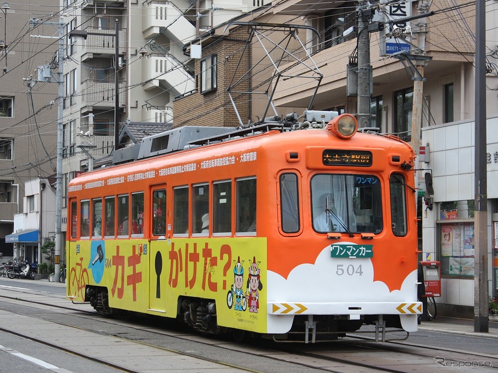 木造車の置き換えを図るため、昭和30年代前半に登場したモ501形。当初はクリームと緑のツートンカラーだったが、近年はさまざまな広告デザインが施された塗装になっている。写真は2016年のモ501形504号車。