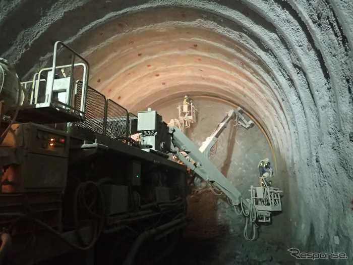 土木工事が進む西九州ルート（長崎市内の新長崎トンネル）。軌道や電気など開業設備の整備に関する工事実施計画も今回認可された。