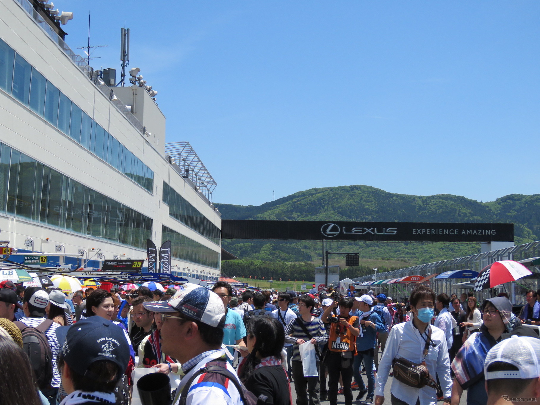 オートポリスにSUPER GTが帰ってきた。待ちわびたファンがピットウォークを楽しむ。