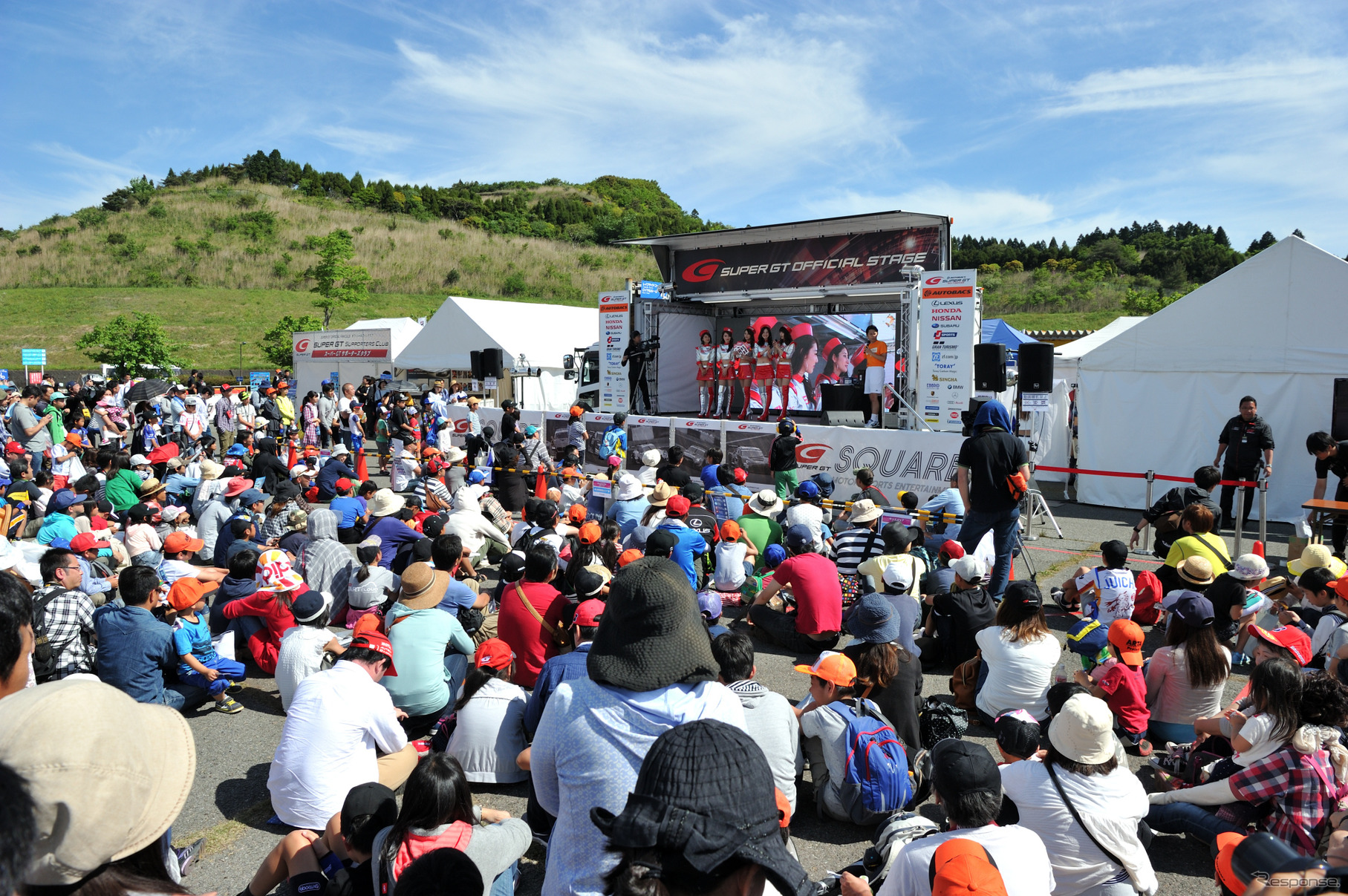 イベントステージには多くのファンが集まった