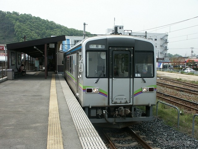 井原鉄道は総社～神辺間の井原線を運営している。写真は神辺駅で発車を待つ井原鉄道の列車。