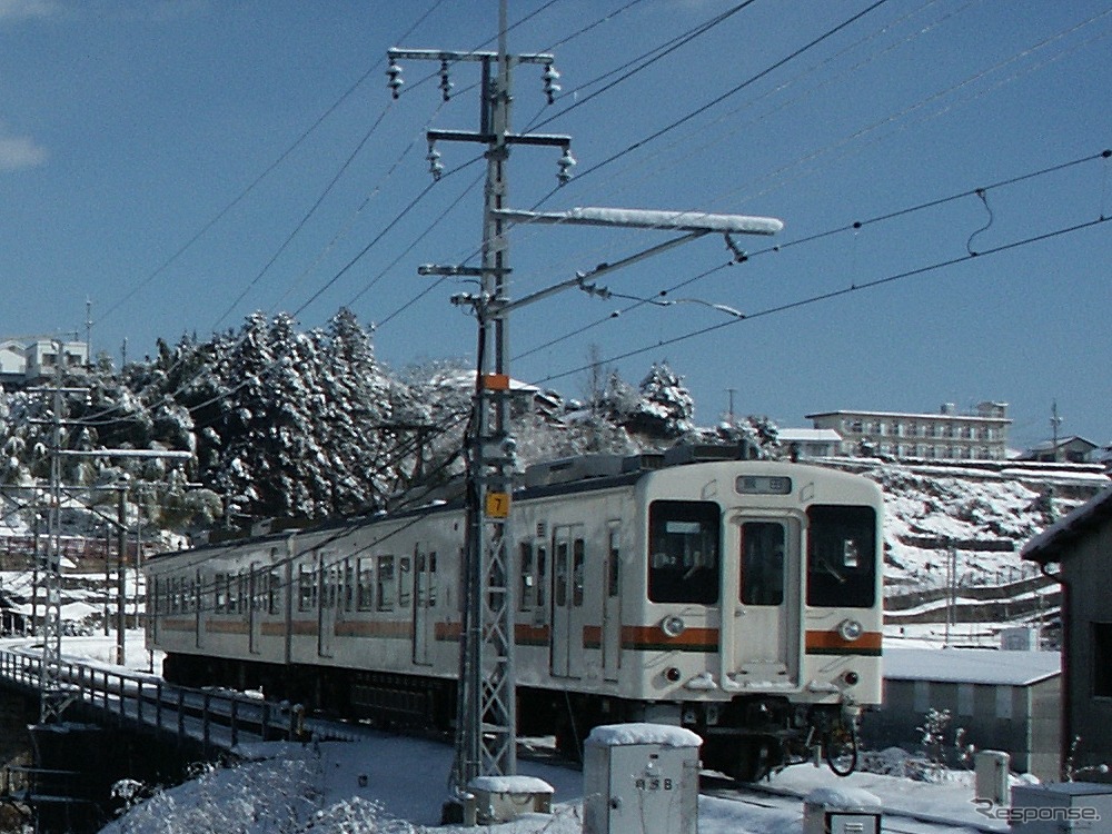 飯田線は今年8月に全通80周年を迎える。写真は飯田線でかつて運転されていた119系。