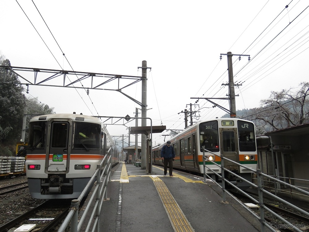 臨時急行の『飯田線80周年秘境駅号』などは特急形電車の373系（左）で運行される。