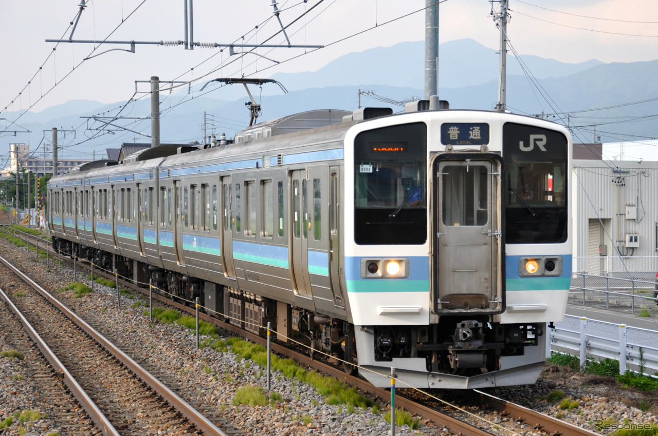 小淵沢～飯田間を結ぶ臨時快速『信州DC伊那路満喫号』は211系で運行される。