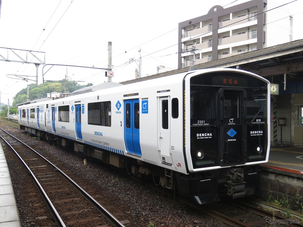 筑豊本線の折尾駅で発車を待つBEC819系。