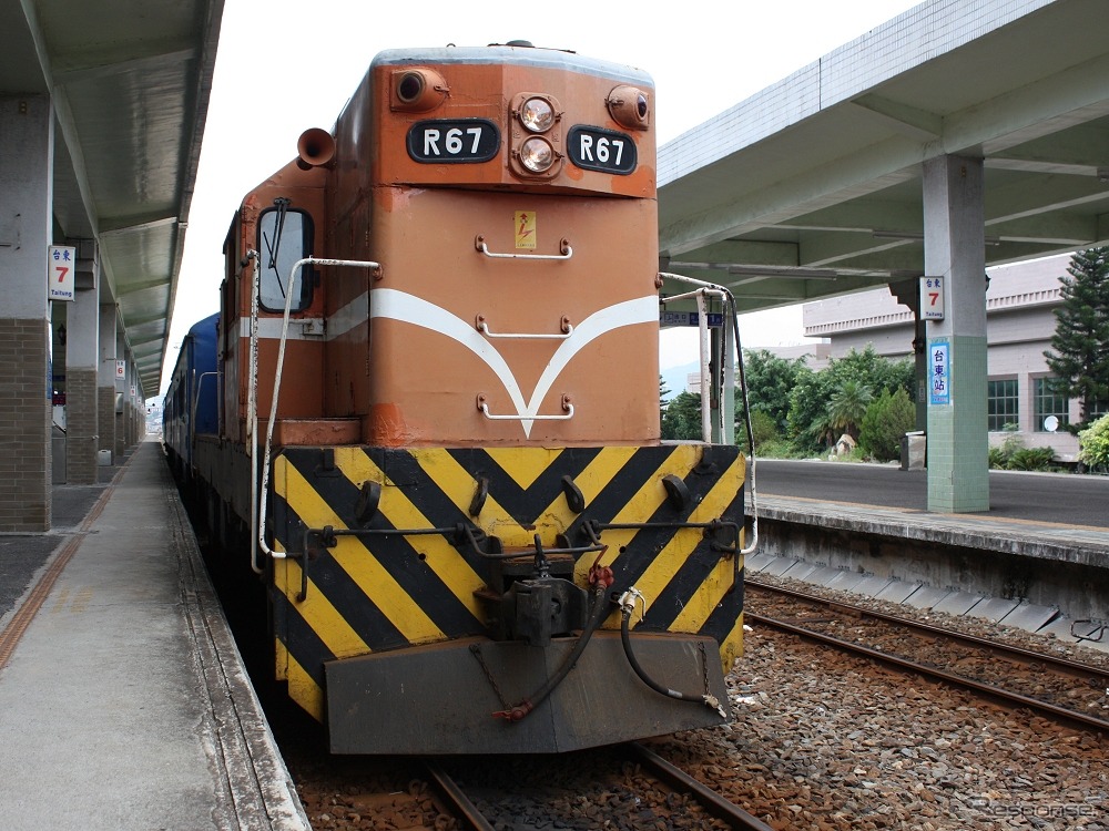 台東駅で発車を待つ南迴線の列車（2008年10月）。同線ではディーゼル機関車や気動車が使われている。