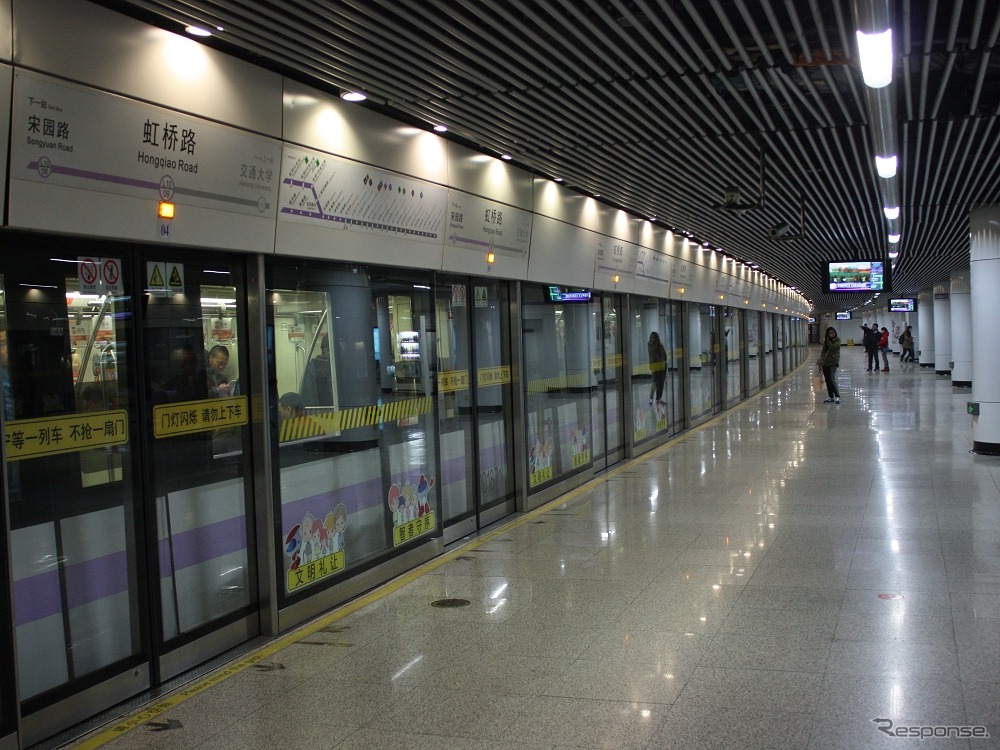 上海地下鉄はネットワークの総延長が約500kmに及ぶ。写真は虹橋路駅の10号線ホーム。